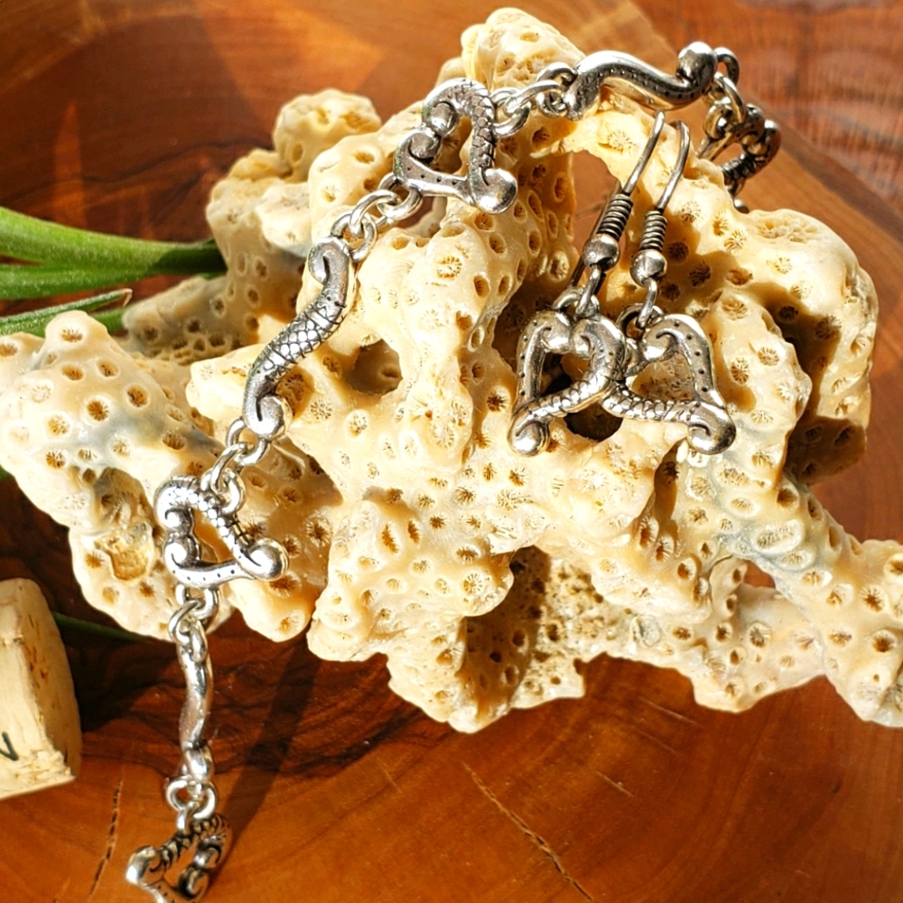 EUC Brighton Heart Bracelet & Earring Set with Tin